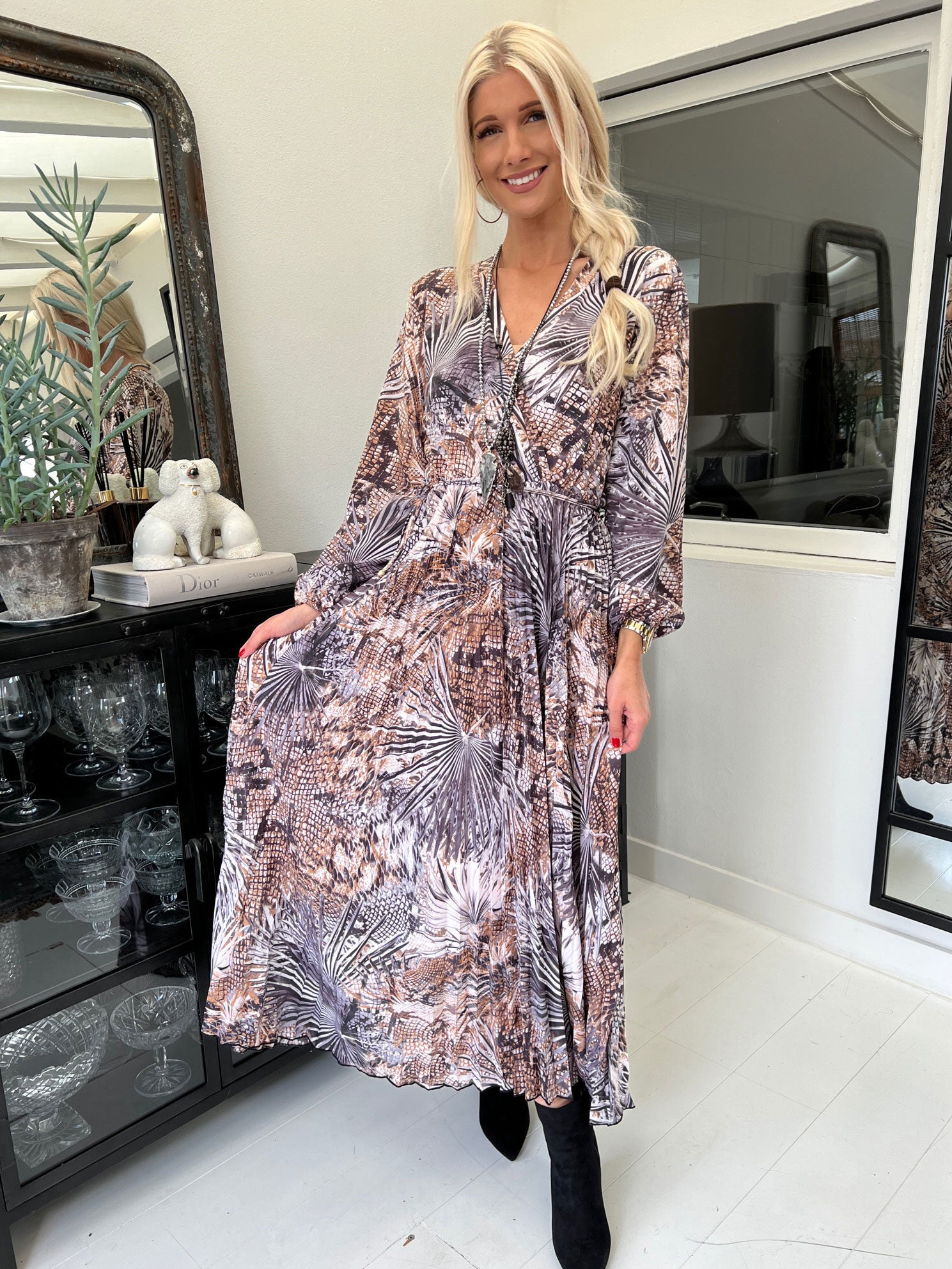 Marcella - Lång plus size klänning med veckad kjol